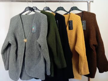 Sweter narzutka z broszką