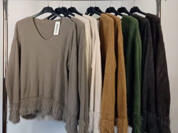 Sweter rękawy zakończone futerkiem